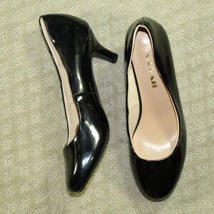 NWT Savaii Women's 9 Black Patent Round Toe 2.5" Heels